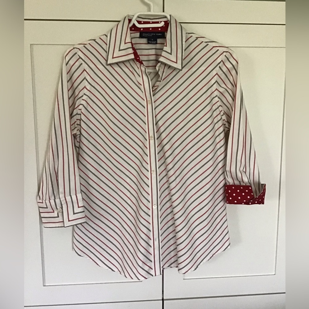 JONES NEW YORK SIGNATURE Red and Black shirt. 100% cotton. Size Small.